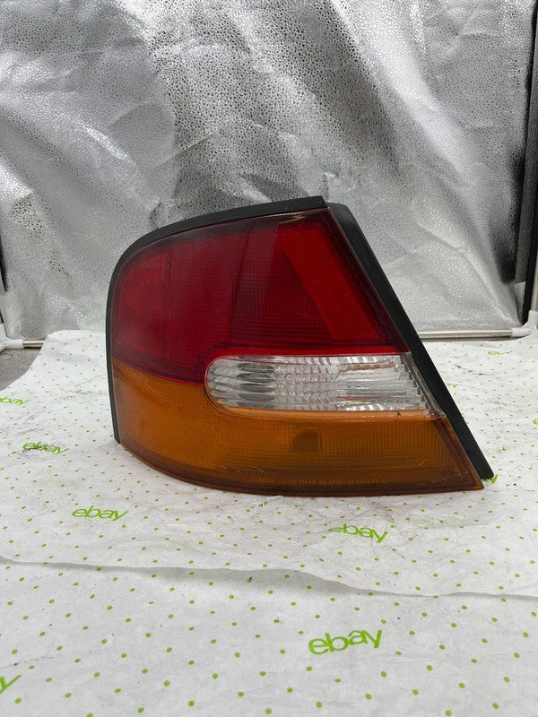 98 99 NISSAN ALTIMA Tail Light Assembly Left driver side