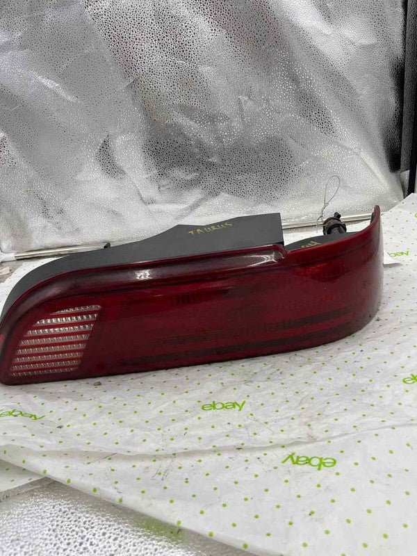 92 93 94 95 FORD TAURUS Tail Light Assembly Right passenger side