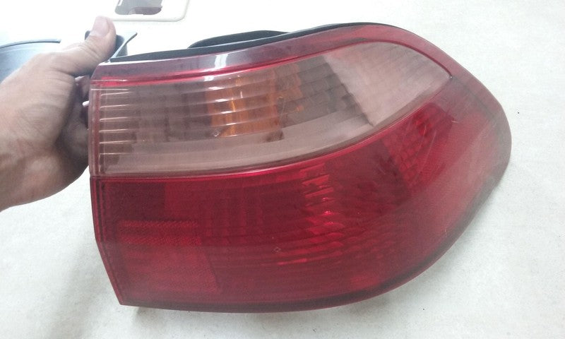 98 99 00 HONDA ACCORD Tail Light Assembly Right passenger side