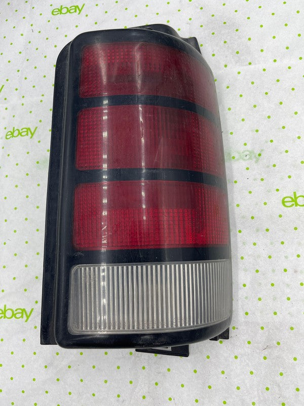 91 92 93 94 95 DODGE CARAVAN Tail Light Assembly Right passenger side
