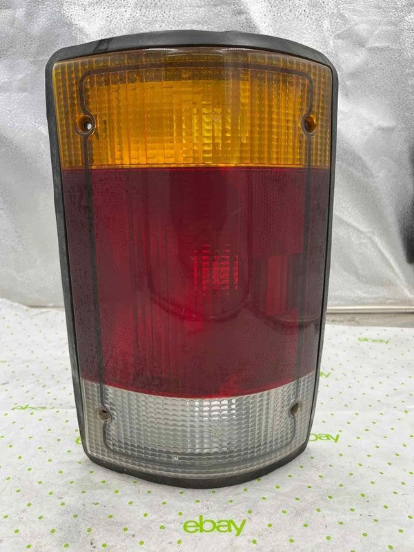 92 93 94 95 96 97 98 99 00 01 02 03 04 05 FORD VAN E150 TailLight Asse
