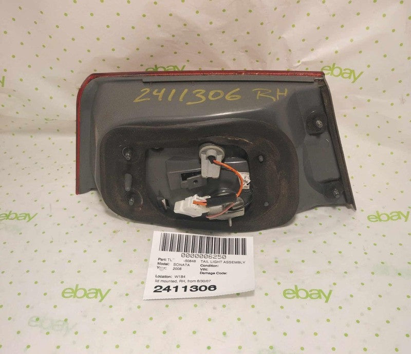 08 HYUNDAI SONATA Tail Light Assembly lid mounted Right
