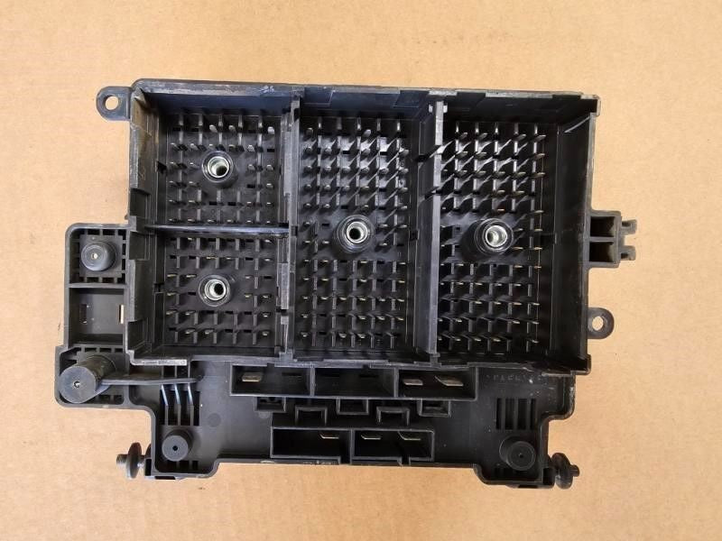 2006-2007 Chevy Silverado 1500 2500 Pickup Engine Fuse Box