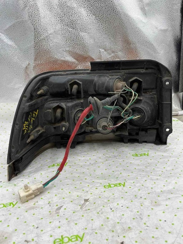 98 99 00 01 02 TOYOTA COROLLA Tail Light Assembly Right passenger side