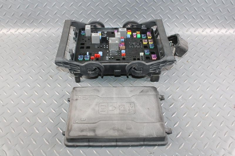 2014-2016 GMC Sierra 1500 Pickup Engine Fuse Box OEM