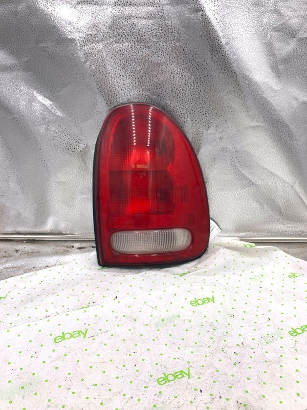 96 97 98 99 00 CHRYSLER TOWN CNTRY Tail Light Assembly Right passenger