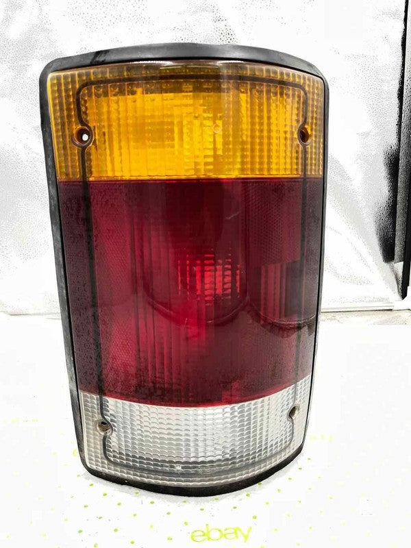 92 93 94 95 96 97 98 99 00 01 02 03 04 05 FORD VAN E150 TailLight Asse