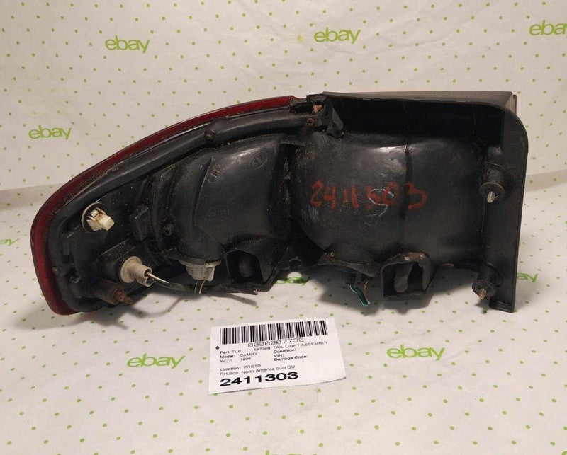 95 96 TOYOTA CAMRY Tail Light Assembly Right