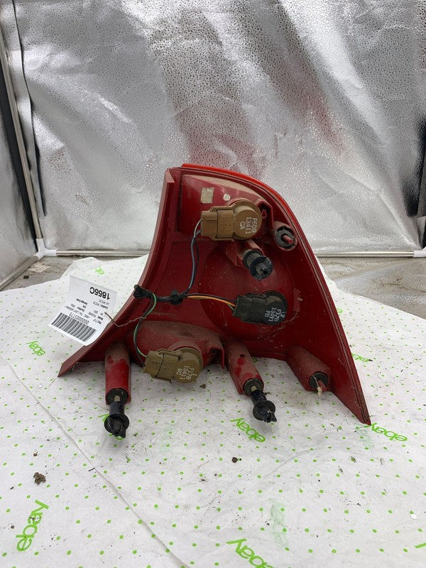 01 (DISCONTINUED)FORD FOCUS Tail Light Assembly Left driver side