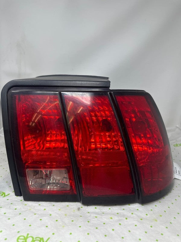 99 00 01 02 03 04 FORD MUSTANG Tail Light Assembly Right