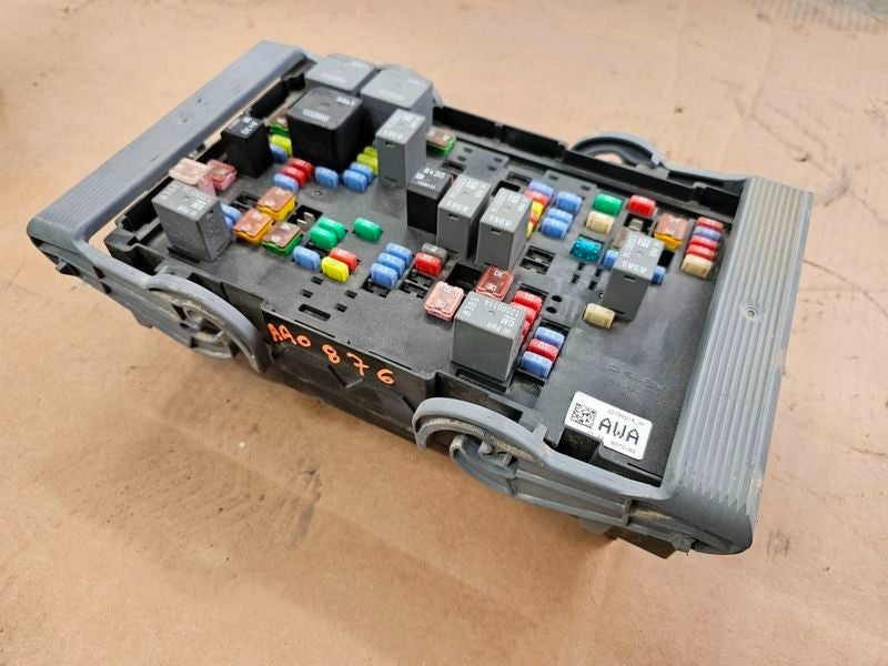 2010-2013 GMC Sierra Denali 1500 Pickup 6.2L Engine Fuse Box