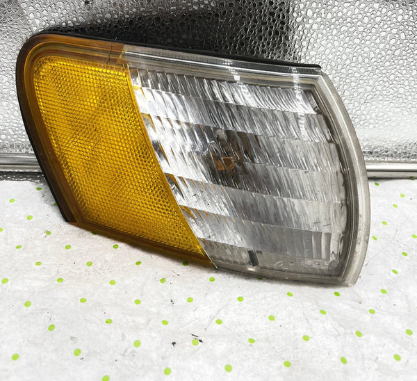 92 93 94 95 FORD TAURUS Turn Signal Right passenger side