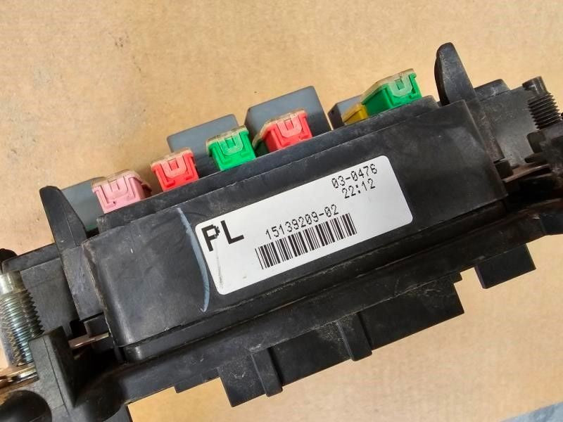 2006-2007  Chevy Silverado 1500 2500 Pickup Engine Fuse Box