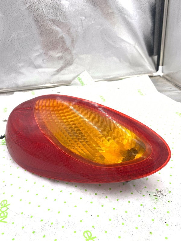 01 02 03 04 05 CHRYSLER PT CRUISER Tail Light Assembly Right passenger