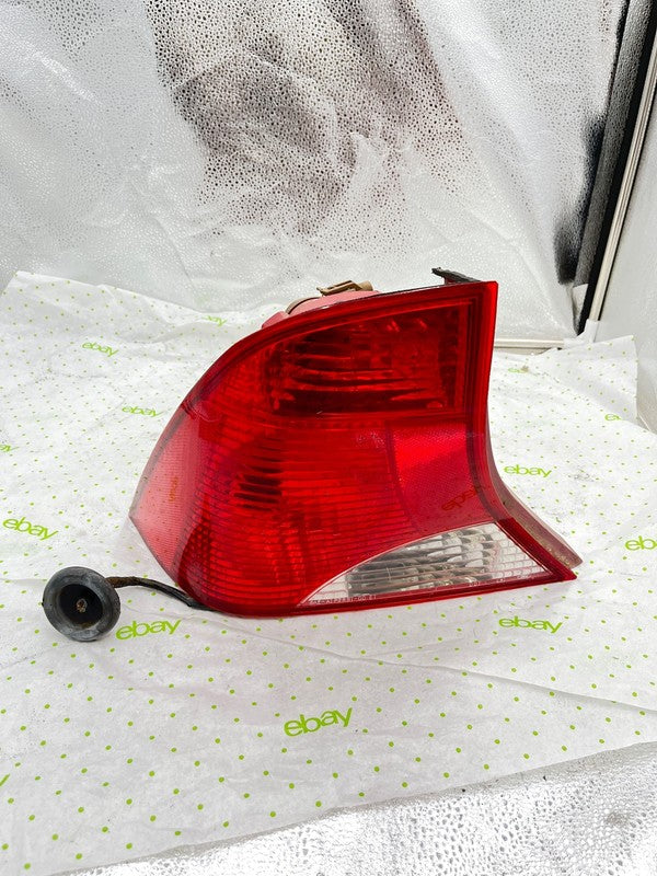 00 01 02 03 04 FORD FOCUS Tail Light Assembly Left driver side