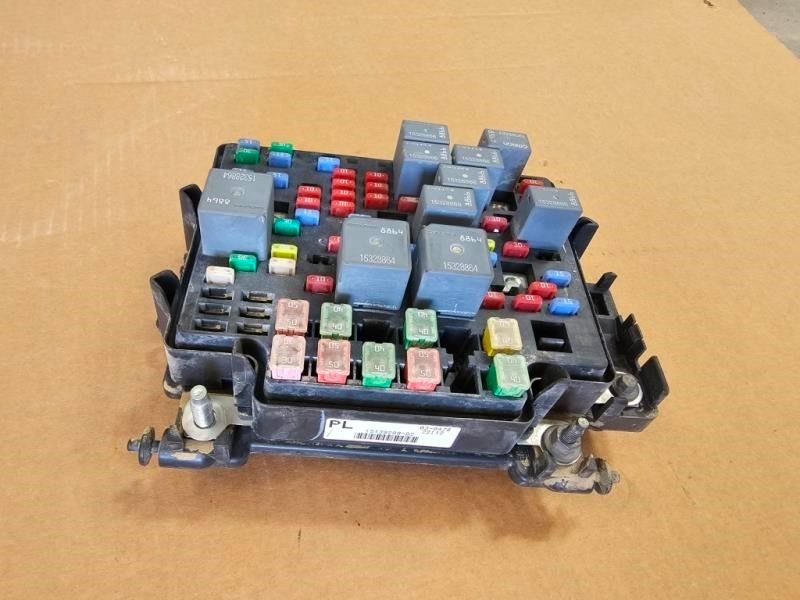 2006-2007  Chevy Silverado 1500 2500 Pickup Engine Fuse Box