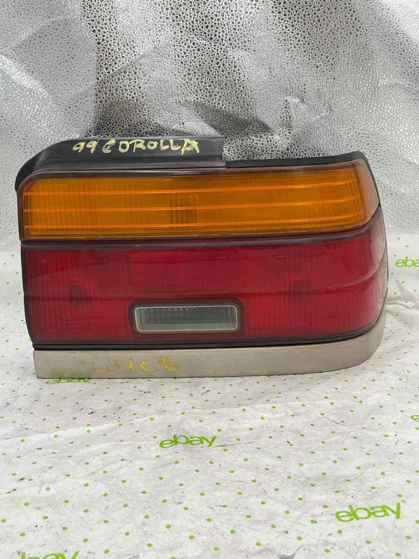 98 99 00 01 02 TOYOTA COROLLA Tail Light Assembly Right passenger side