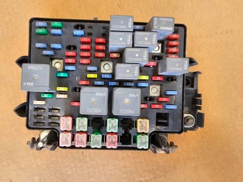 2006-2007  Chevy Silverado 1500 2500 Pickup Engine Fuse Box
