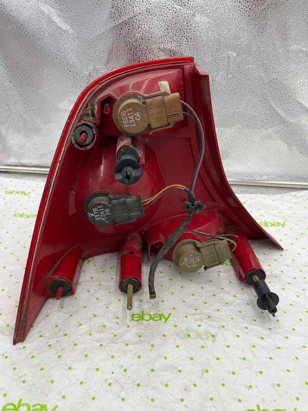 00 01 02 03 04 FORD FOCUS Tail Light Assembly Right passenger side