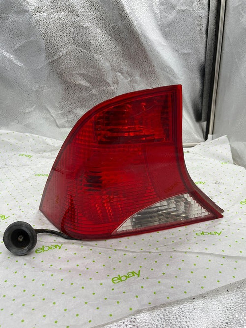 00 01 02 03 04 FORD FOCUS Tail Light Assembly Left driver side