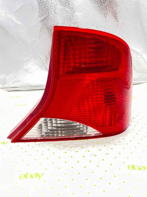 00 01 02 03 04 FORD FOCUS Tail Light Assembly Right passenger side