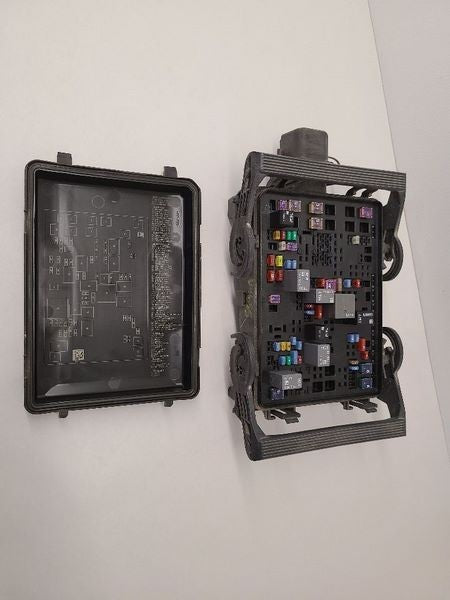 2015-2019 GMC Sierra 2500 3500 Pickup Engine Fuse Box