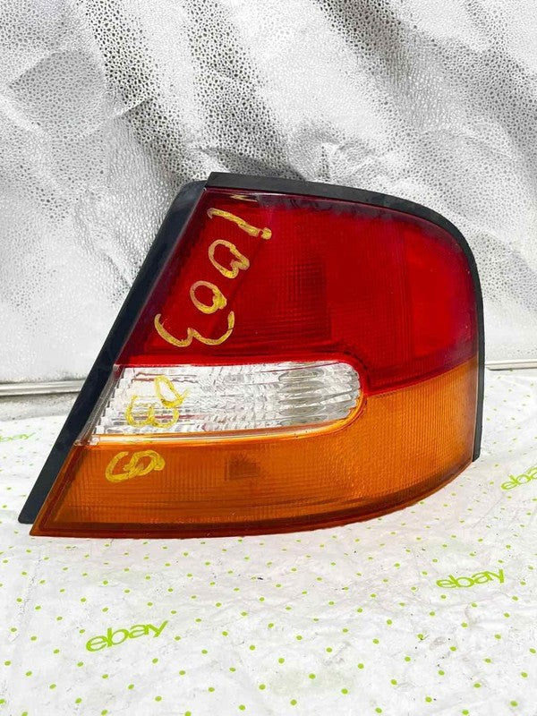 95 96 97 NISSAN ALTIMA Tail Light Assembly Right