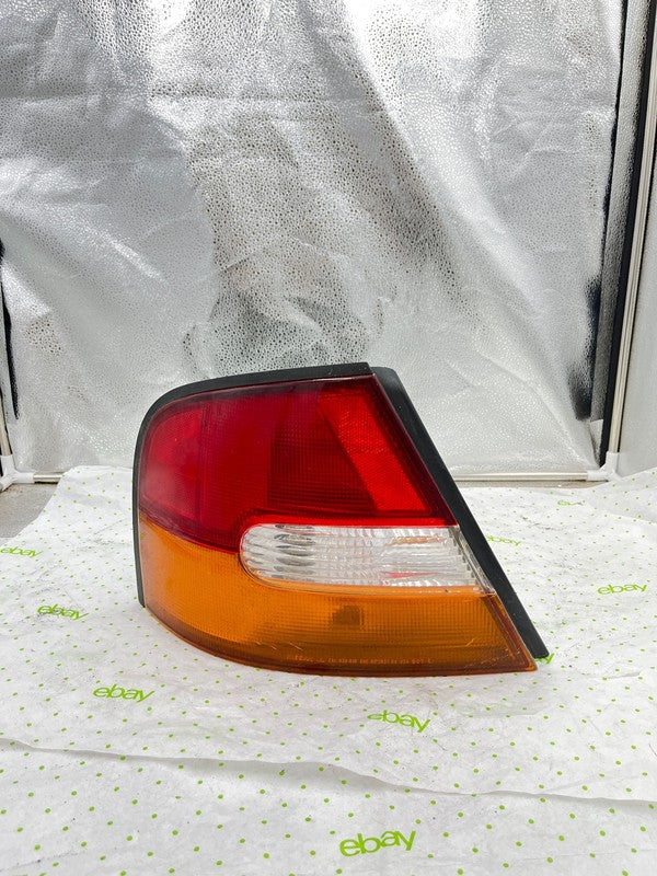 98 99 NISSAN ALTIMA Tail Light Assembly Left driver side