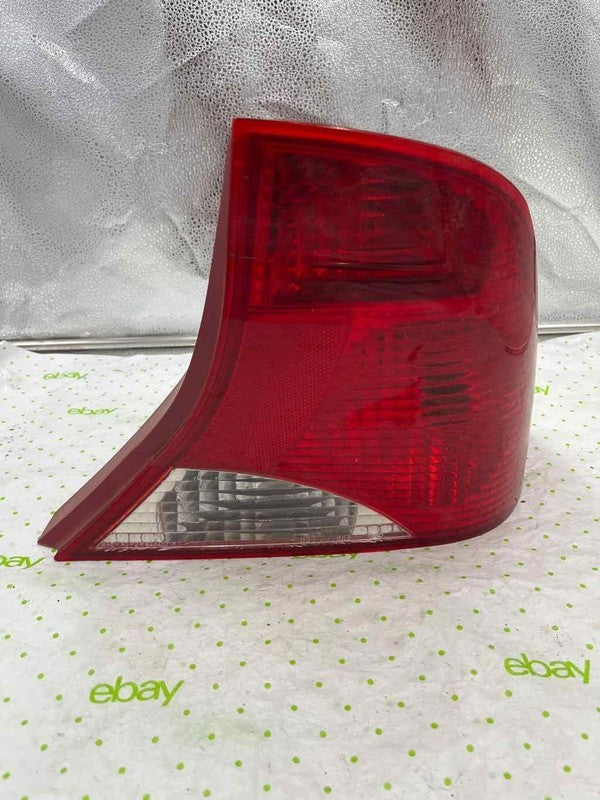 00 01 02 03 04 FORD FOCUS Tail Light Assembly Right passenger side