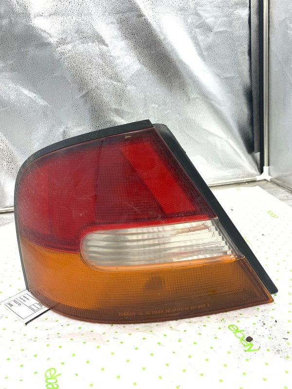 98 99 NISSAN ALTIMA Tail Light Assembly Left driver side