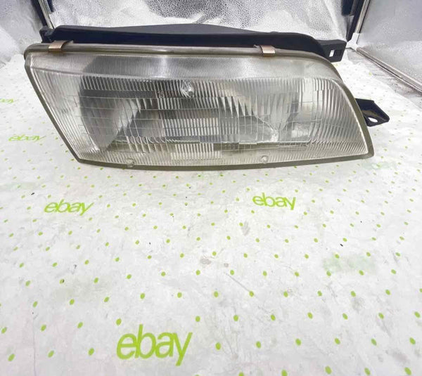 95 96 99 NISSAN MAXIMA Headlamp Assembly Right passenger side
